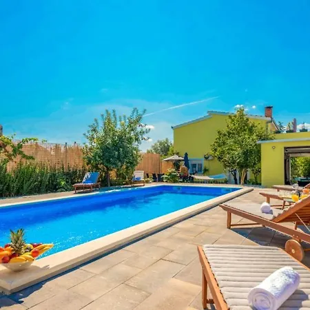 Beautiful Vrljika With Pool In Makarska Grubine